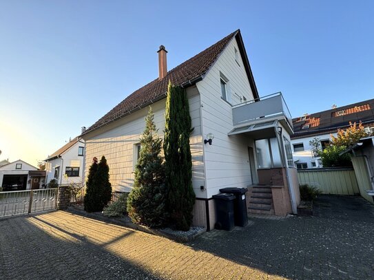 Freistehendes Einfamilienhaus auf tollem Grundstück (bebaubar) mit Balkon, Garage + Nebengebäuden