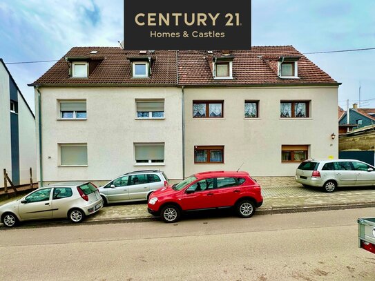 Einzigartiges renoviertes Mehrfamilienhaus in Altenkessel: 3 Wohnungen, Traumgarten und große Garage