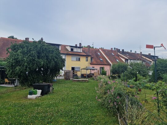 Grün vor dem Haus, grün hinter dem Haus, großer Garten, RMH