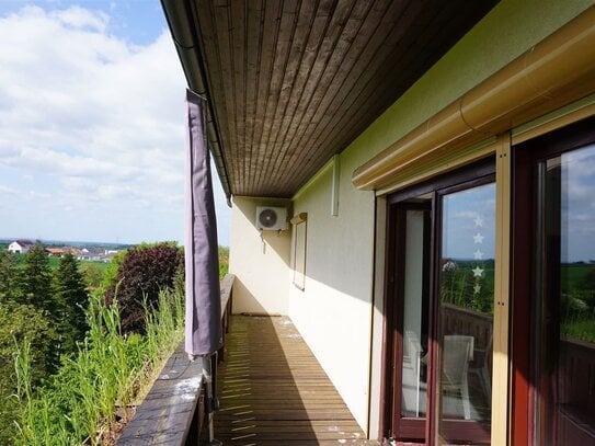 Renovierte großzügige, helle 3 Z- Wohnung mit EBK- vom Balkon haben Sie einen herrlichen Fernblick