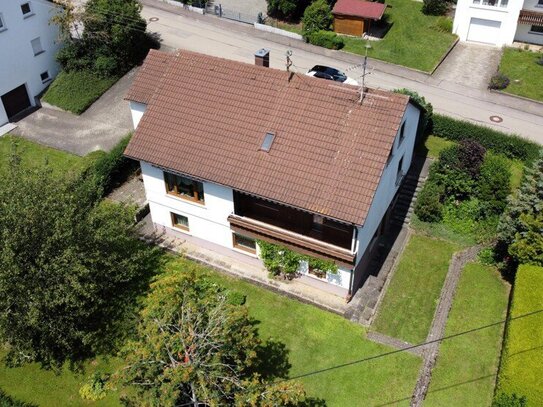 Freistehendes Einfamilienhaus mit Einliegerwohnung, Garten u. Garage