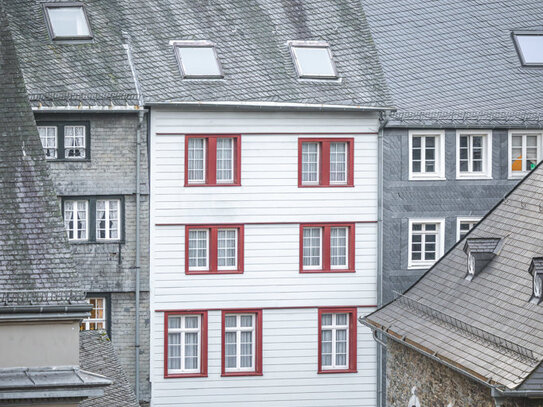 Gepflegtes Zwei-Familien-Stadthaus mit schönem Fernblick