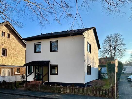 Freistehendes Einfamilienhaus mit Garten und Garage in Bahnhofnähe