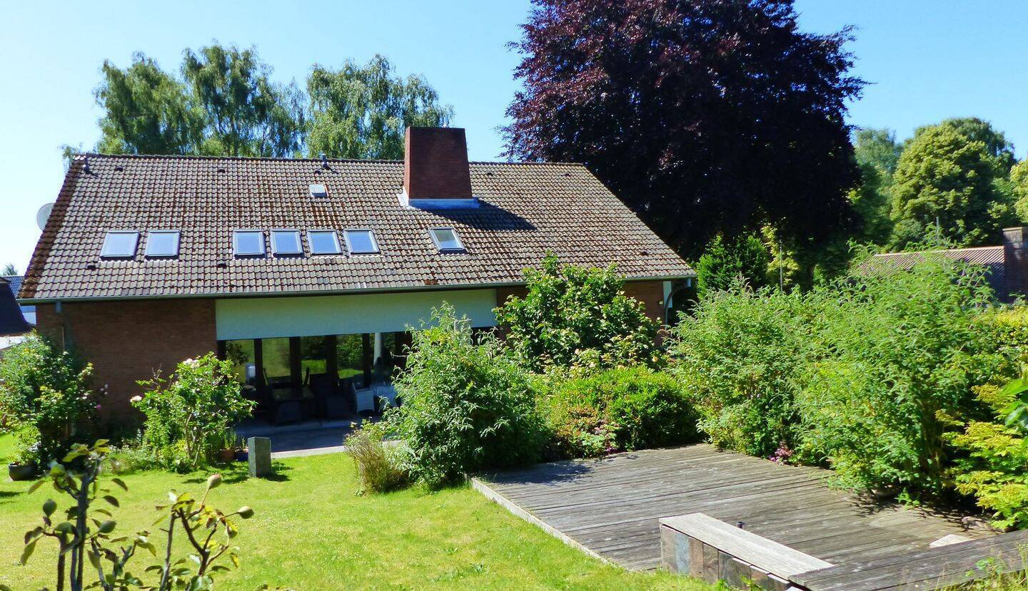 Immobilie in Eckernförde - Klarheit in ihrer schönsten Form – Großzügige Hauptwohnung, eigenständige Einliegerwohnung, beeindruckende Nutzflächen - Bild 0