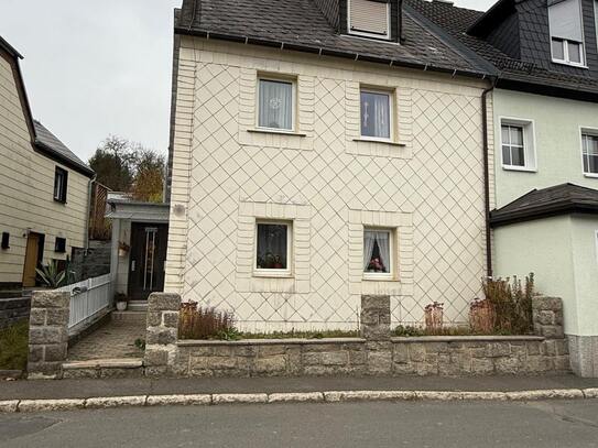 Handwerkerobjekt: Doppelhaushälfte in 95195 Röslau - Wohnfläche ca. 140 m² - kleine Gartenfläche am Haus - weiterer Gar…