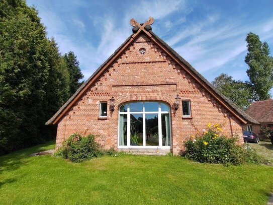 Kernsaniertes Bauerhaus unter Reet auf naturnahem Grundstück in Feldrandlage