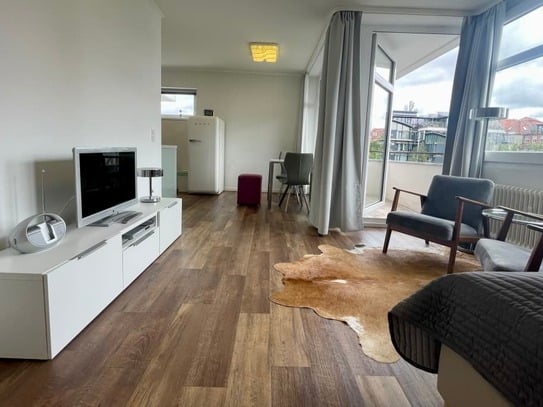 Sonnengeflutetes Studio Apartment, Süd - Balkon, Fahrstuhl, offene Küche, 50000 DSL, Smart TV, einziehen + wohlfühlen