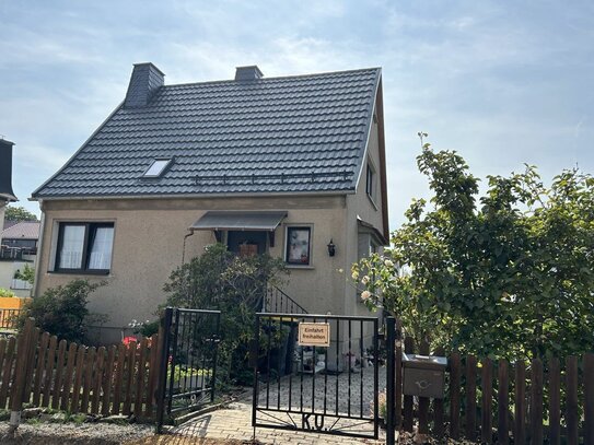 Teilsaniertes Einfamilienhaus mit Garage und hübschem Garten in ruhiger Siedlung