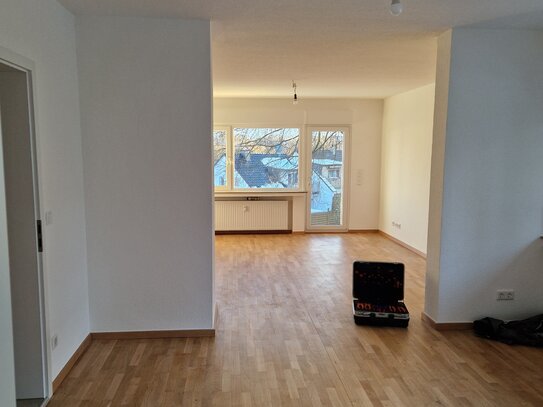 Ruhige, helle, top sanierte 3,5-Raum-Wohnung mit geh. Innenausstattung und Südbalkon in Solingen