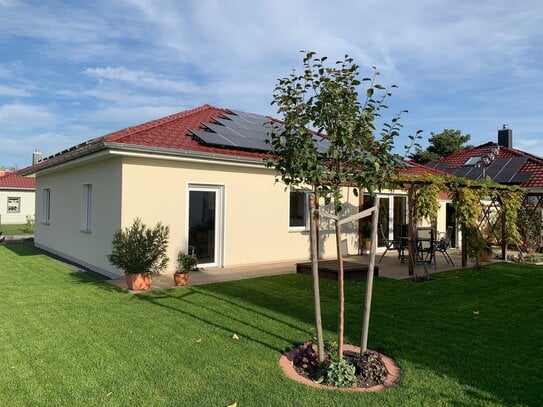 Moderner Bungalow (122 m² Wfl.), KfW 40, PV-Anlage & Wärmepumpe - Strom erzeugen & Heizkosten sparen!