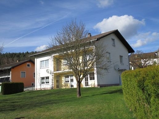 Gepflegtes Zweifamilienhaus mit großen Garten