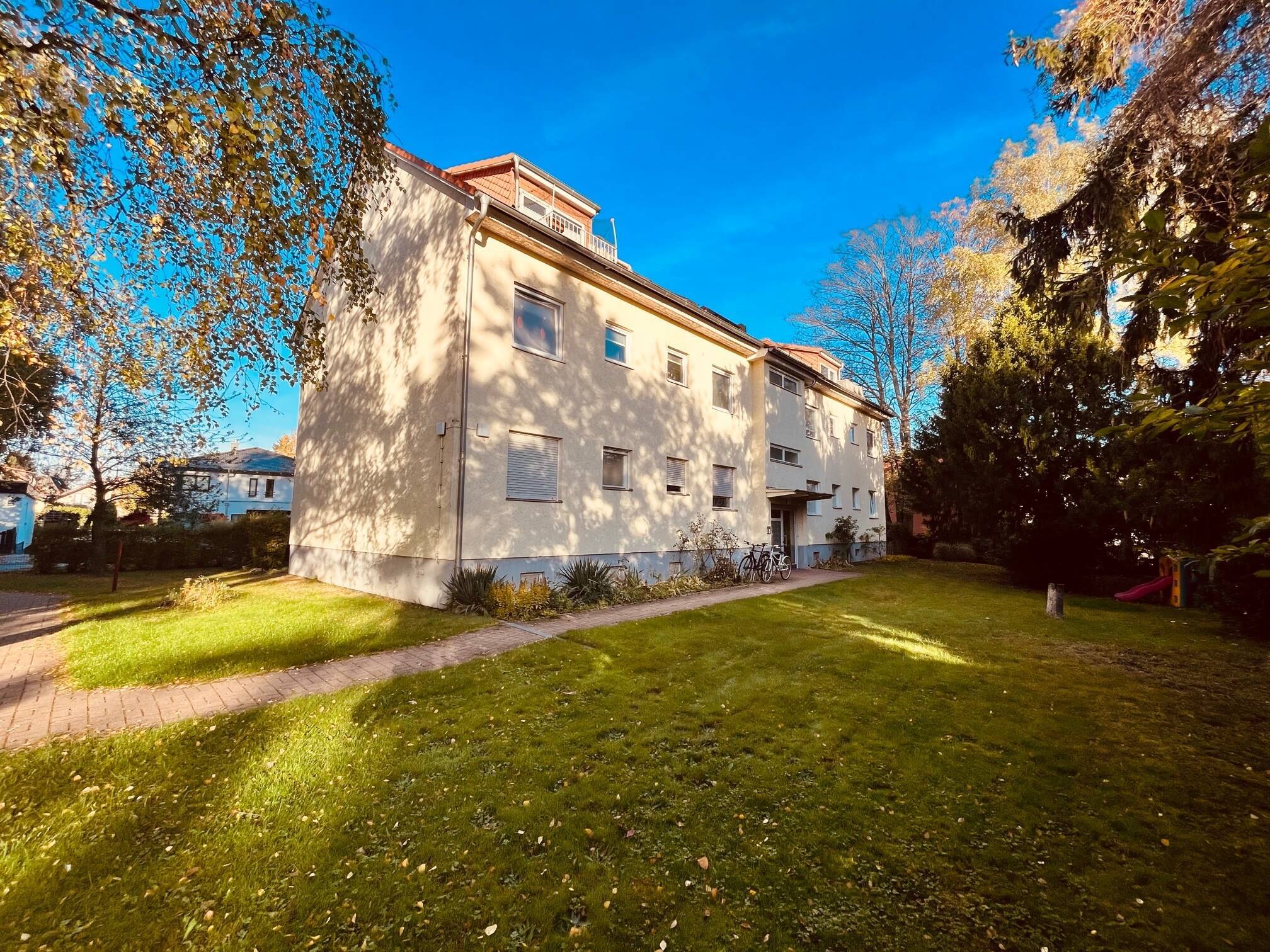 Helle Balkon-Whg in ruhiger Lage! *EBK / Wannenbad / Keller* - Photo 1