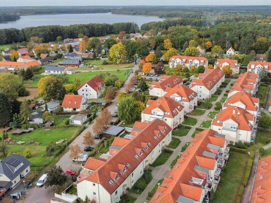 Bezugsfrei ab Mai 2025: 2-Zimmer-ETW im DG mit Balkon und TG-Stellplatz nahe See und Golfplatz