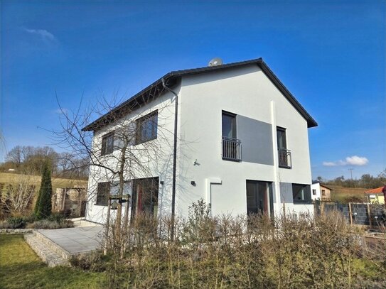 Junges EFH in ruhiger, sonniger Ortsrandlage mit traumhaft gestalten Außenanlagen (Wfl. 170 m² / Grund 703 m²)