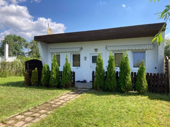 Eigentumsland: Massives Ferienhaus mit Westausrichtung am Malchiner See....