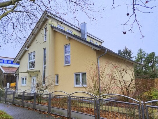 BIG HOUSE WITH CA. 3229 FT²! 5 rooms, 2 hobby rooms, fitted kitchen and carport near Frankfurt