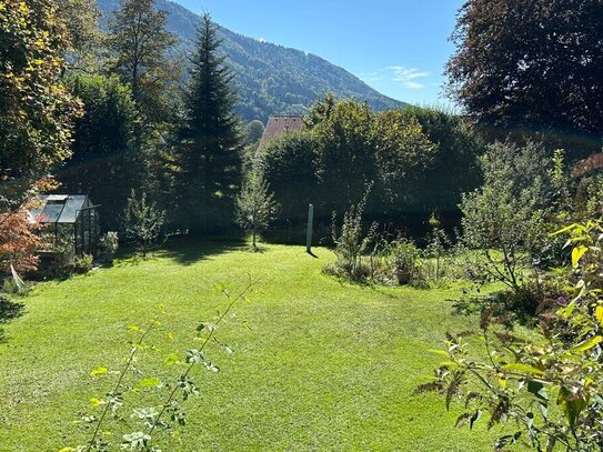 Großzügiges Baugrundstück mit bezugsfertigem Bestand, wunderbar ruhig, Bergblick