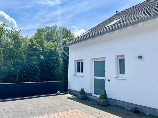 Neuwertige 3 bzw. 4-Zimmer-Maisonette-Wohnung mit Balkon und eigenem Hauseingang in Ratingen