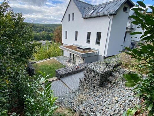 **Erstbezug in geräumige luxuriöse 3-Raum-Wohnung in einem ruhigen 2-Familien-Haus**