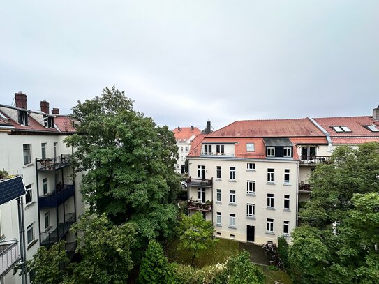 *** leerstehende 3 Zimmerwohnung im Dachgeschoss, Parkett und Aufzug! ***