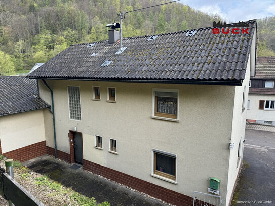 Einfamilienhaus mit großer Halle und zusätzlichem Grundstück zum Kauf! Hier lässt sich wohnen und arbeiten kombinieren.…