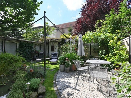 Ein Stück Oase in urbaner Lage - Modernisiertes Zweifamilienhaus mit Garten und Carport