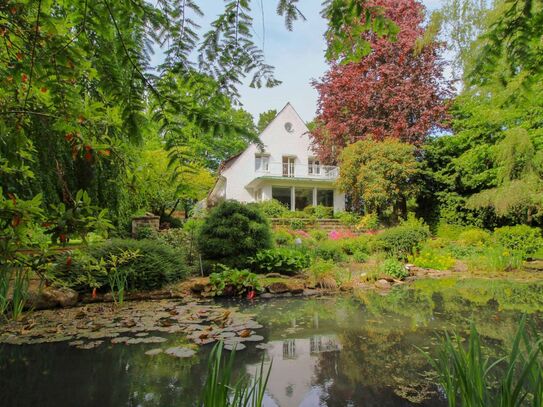 Weitläufig und gehoben: Klassische Villa mit parkartigem Garten in Bad Driburg