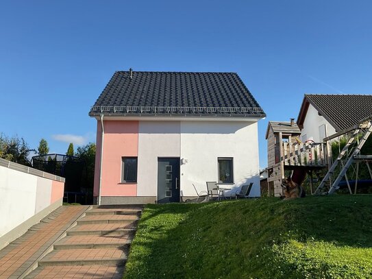 Spielplatz, Garten, zwei Terrassen, Pool - einfach einziehen und loswohnen!