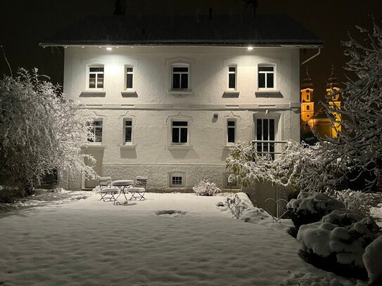 Zauberhafte Villa im neoklassizistischen Stil - äußerst gepflegt und stilsicher ausgestattet.