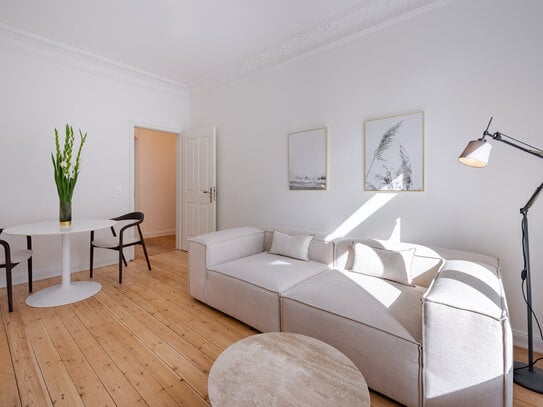 Stilvolle & helle Jugendstil-Altbau Wohnung mit charmantem Balkon