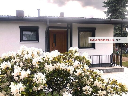 IMMOBERLIN.DE - Gepflegter Bungalow und/oder großes Baugrundstück in familienfreundlicher Lage