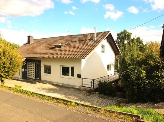 Einfamilienhaus mit drei Wohnungen, Garten, Balkonen und Garage in Eitorf