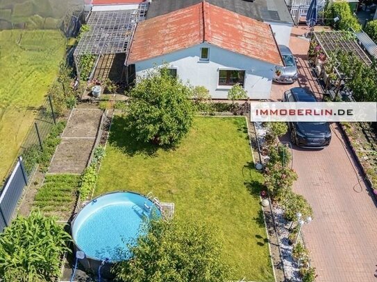 IMMOBERLIN.DE - Adretter Bungalow mit Gartenidylle & Nebengebäude in harmonischer Lage