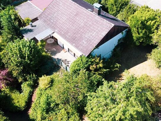 Freistehendes EFH in toller Lage mit großem Garten, Terrasse und Garage mit Modernisierungsbedarf