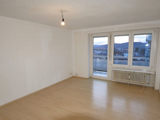 Wohnen mit Ausblick nach Kloster Banz und Vierzehnheiligen: Helle 3-Zimmer-Wohnung mit Balkon und TG-Stellplatz in Lich…