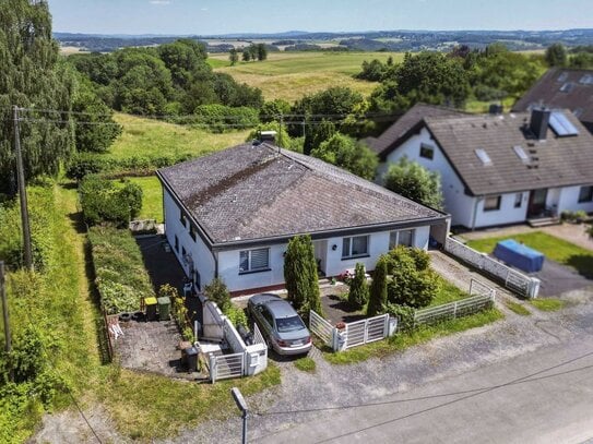 Familienfreundlicher Bungalow mit Einliegerwohnung und unverbaubarem Weitblick in Südrichtung