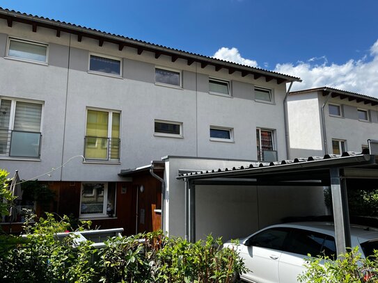 Großzügiges Reihenmittelhaus mit großer Dachterrasse & Carport in ruhiger Umgebung!