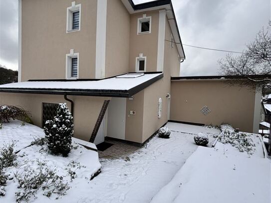 Gut erhaltenes Dreifamilienhaus mit großzügigem Nebengebäude und integrierter Doppelgarage in schöner Wohnlage.