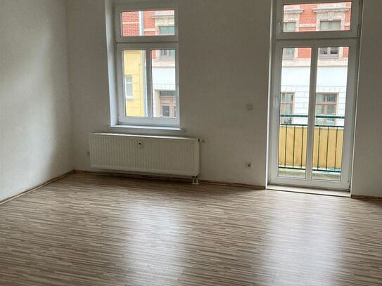 Großzügige 3-Zimmer mit Balkon, Laminat und Wannenbad in guter Lage! EBK mgl.