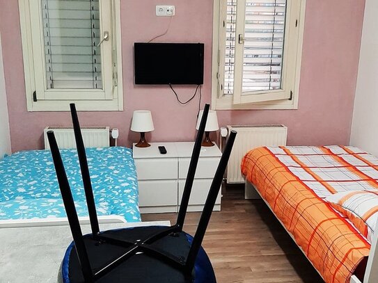 Gästezimmer mit eigener Küche, Wlan, TV, Gästebad, Waschmaschine, 100 Meter zum S-Bahnhof