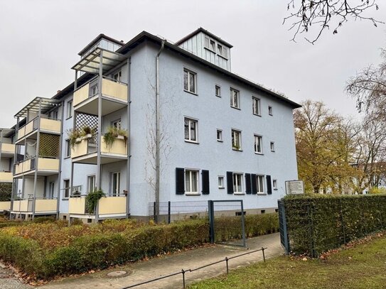 Modernisierte 2 Zimmer- Wohnung mit Sonnenbalkon!