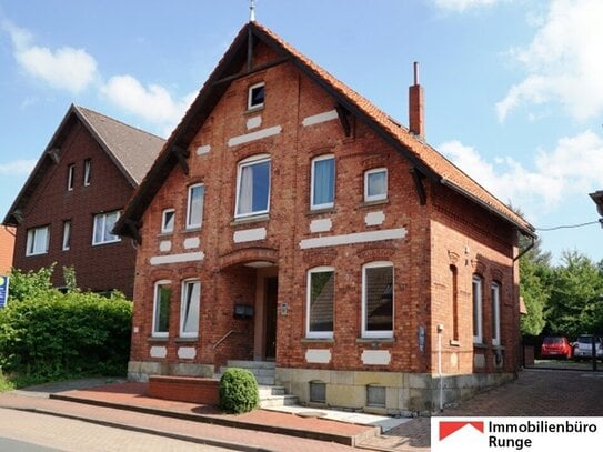 Geräumiges Rotklinkerhaus mit zwei Wohnungen und Wiese in Hattendorf