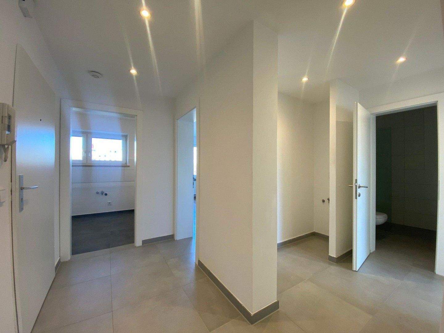 Erstbezug nach Renovierung - Helle & moderne 3-Zimmer Wohnung m. Balkon & Stellplatz