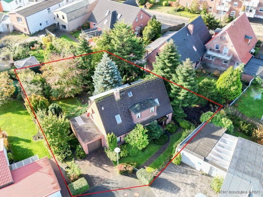 Zentral gelegenes Einfamilienhaus mit ca. 140 m² Wohnfläche, Garten und Garage in ruhiger Nebenstraße auf ca. 666 m² Ei…