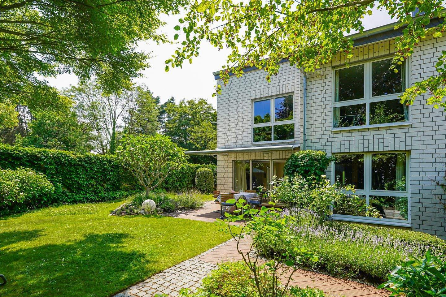 Modernes Stadthaus mit großzügigem Raumkonzept und Nähe zur Diakonie