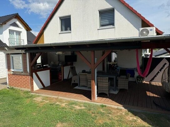 Einfamilienhaus mit Gartenküche, Außenpool, Doppelgarage und großen Carport