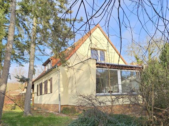 Großes Wohnhaus in Potsdam-Eiche, mit schönem Gartengrundstück und Nebengelass, zu verkaufen.