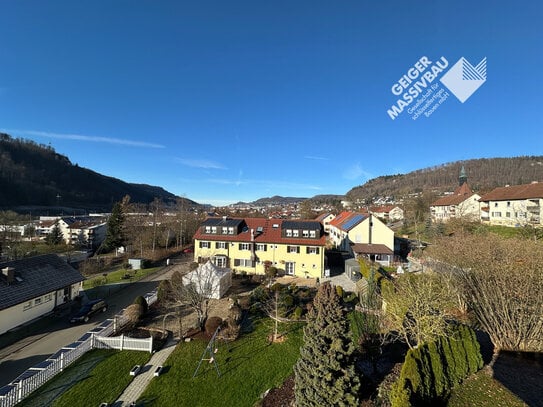 Atemberaubender Fernblick, sonnige Dachterrasse, großer Wohn/Essbereich, Tageslichtbad, ruhige Lage!