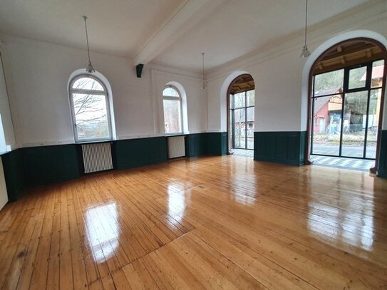 Stylische, moderne Büro-/Praxisfläche in historischem Bahnhofsgebäude!