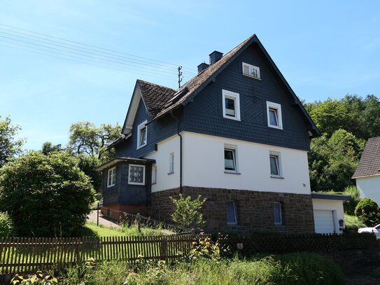 Familienfreundliches Zweigenerationenhaus mit Charme auf großzügigem Terrain